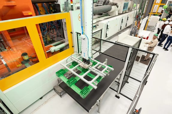 Máquina de inyección fabricando tarimas de plástico en la planta de GT+plastics